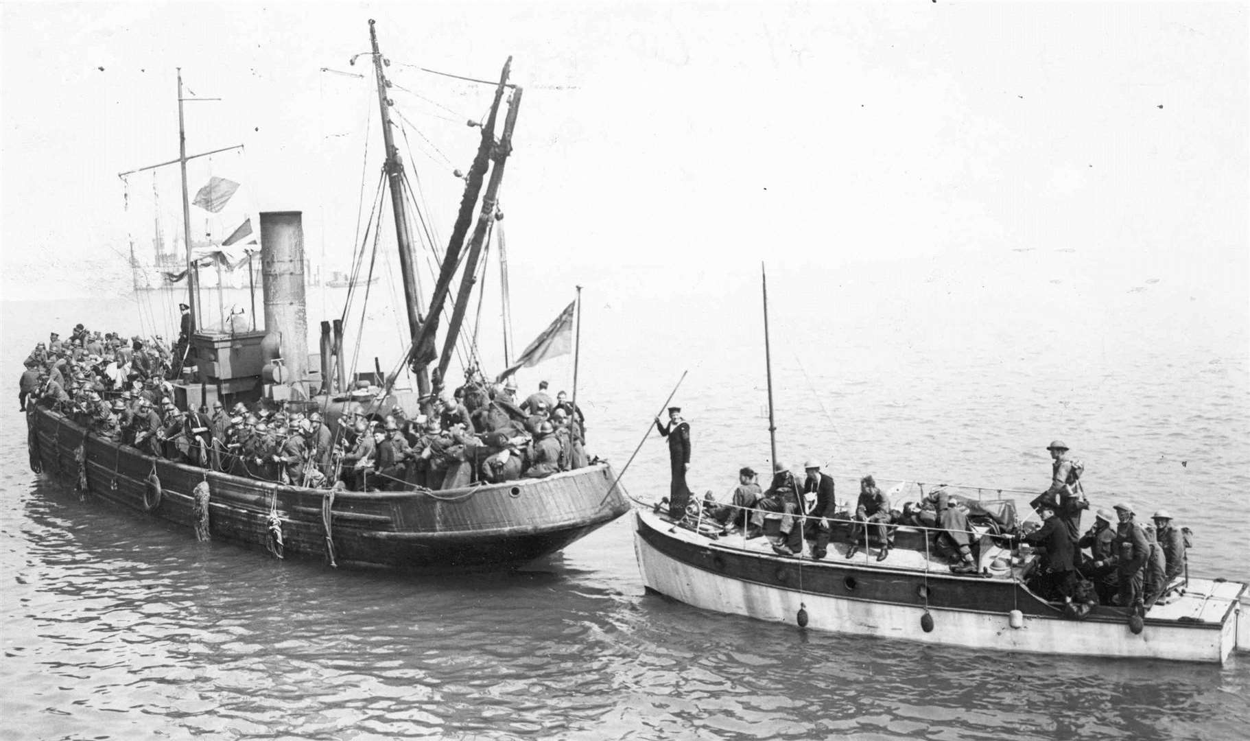 The British Expeditionary Forces arriving in small boats from Dunkirk. Picture dated May, 1942