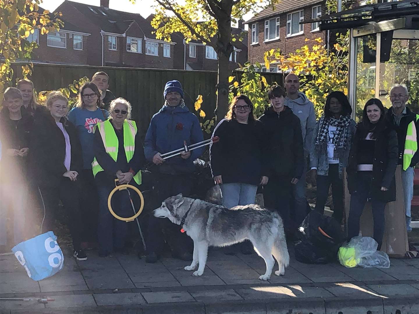Wayne and Koda meet up with Dartford residents as part of their 7,000 mile litter pick across the UK. (20904043)