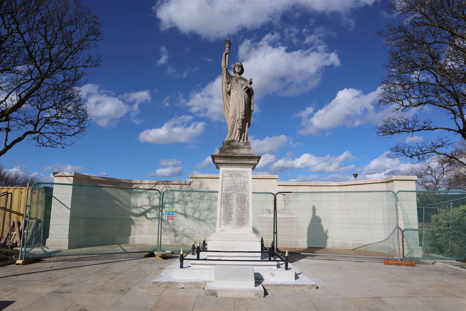 Sheerness war memorial and new wall. Picture: John Nurden (56152282)