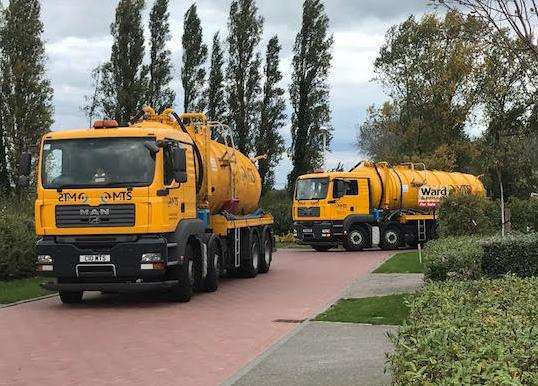 Water tankers at the pond on Eastchurch's Northborough Manor estate (4513250)