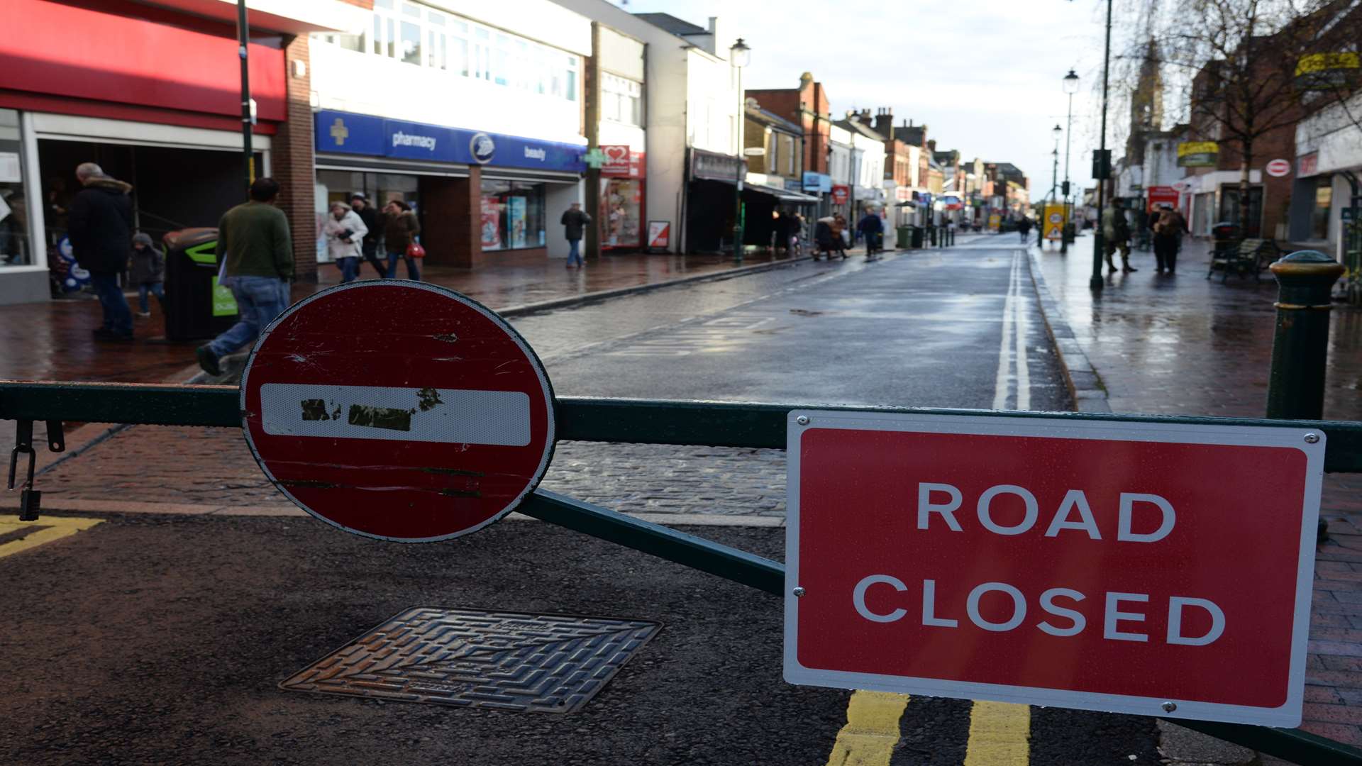 Road closed: Sittingbourne High Street on Friday. Picture: Chris Davey FM5040288
