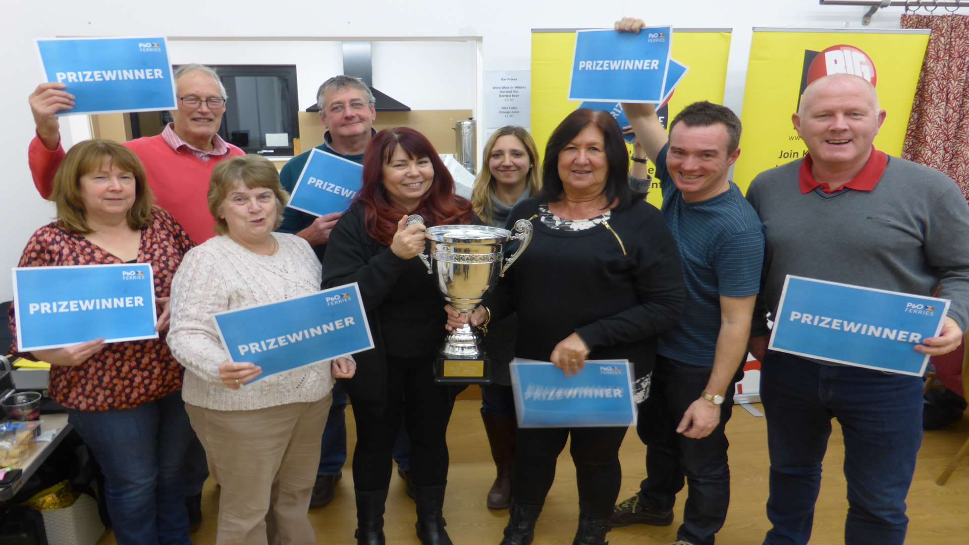 KM Big Quiz organiser Sandra Mumford presents the KM Big Quiz champions trophy to Moomins at the 2015 county final.