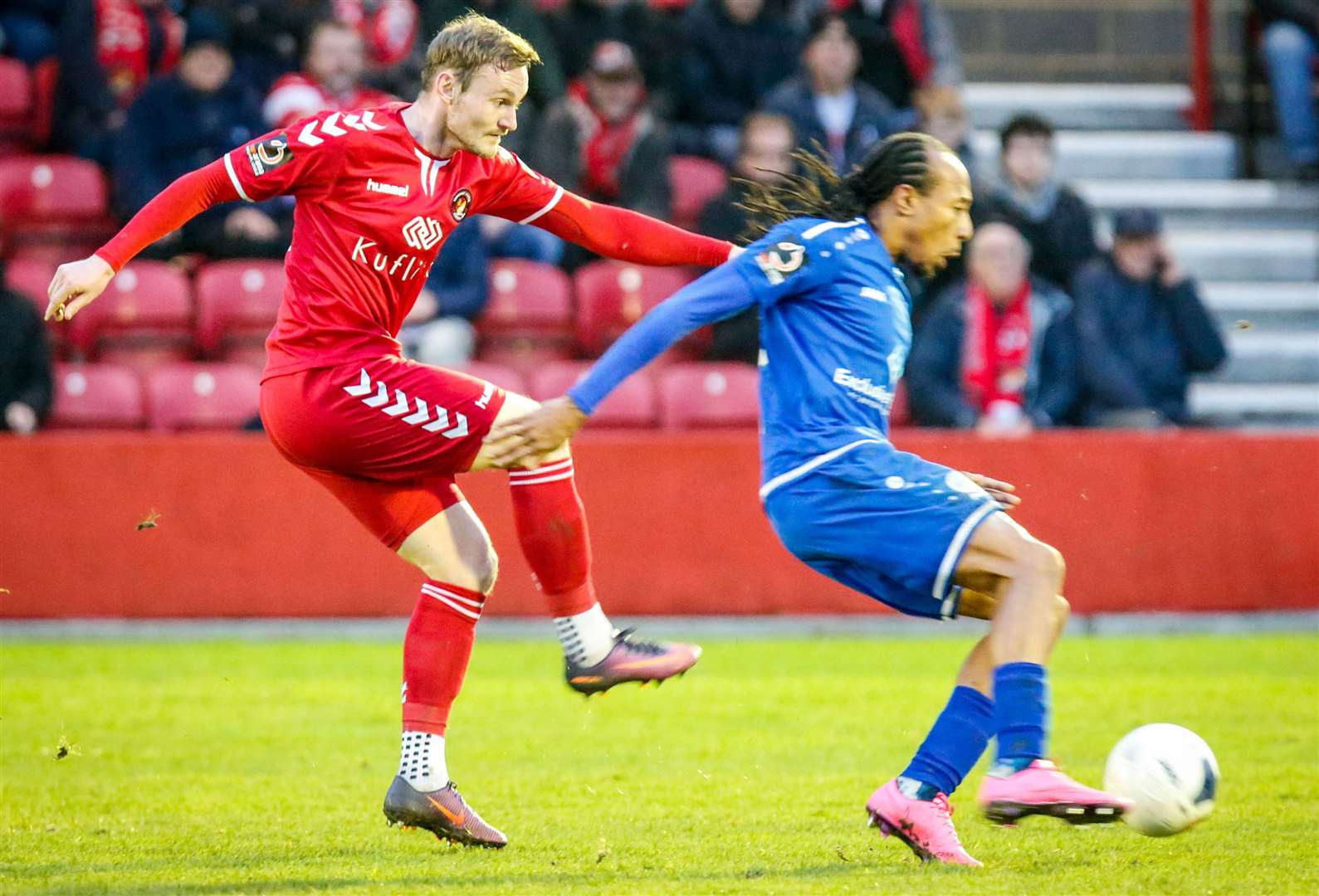 Dover's Ricky Modeste gets back to tackle Fleet's Frankie Sutherland. Picture: Matthew Walker FM25358709