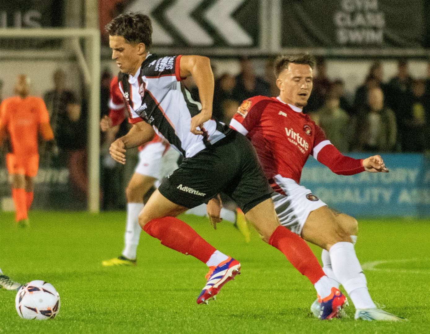 Reece Smith gets away from Ben Chapman. Maidenhead United v Ebbsfleet United (red), National League, 24 September 2024. Picture: Ed Miller/EUFC