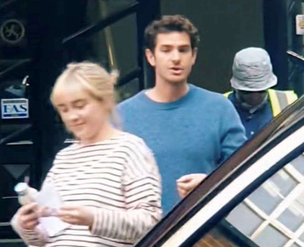 Actors Andrew Garfield and Florence Pugh filming outside a Texaco petrol station in Orpington. Picture: @hearts4vinisha on TikTok