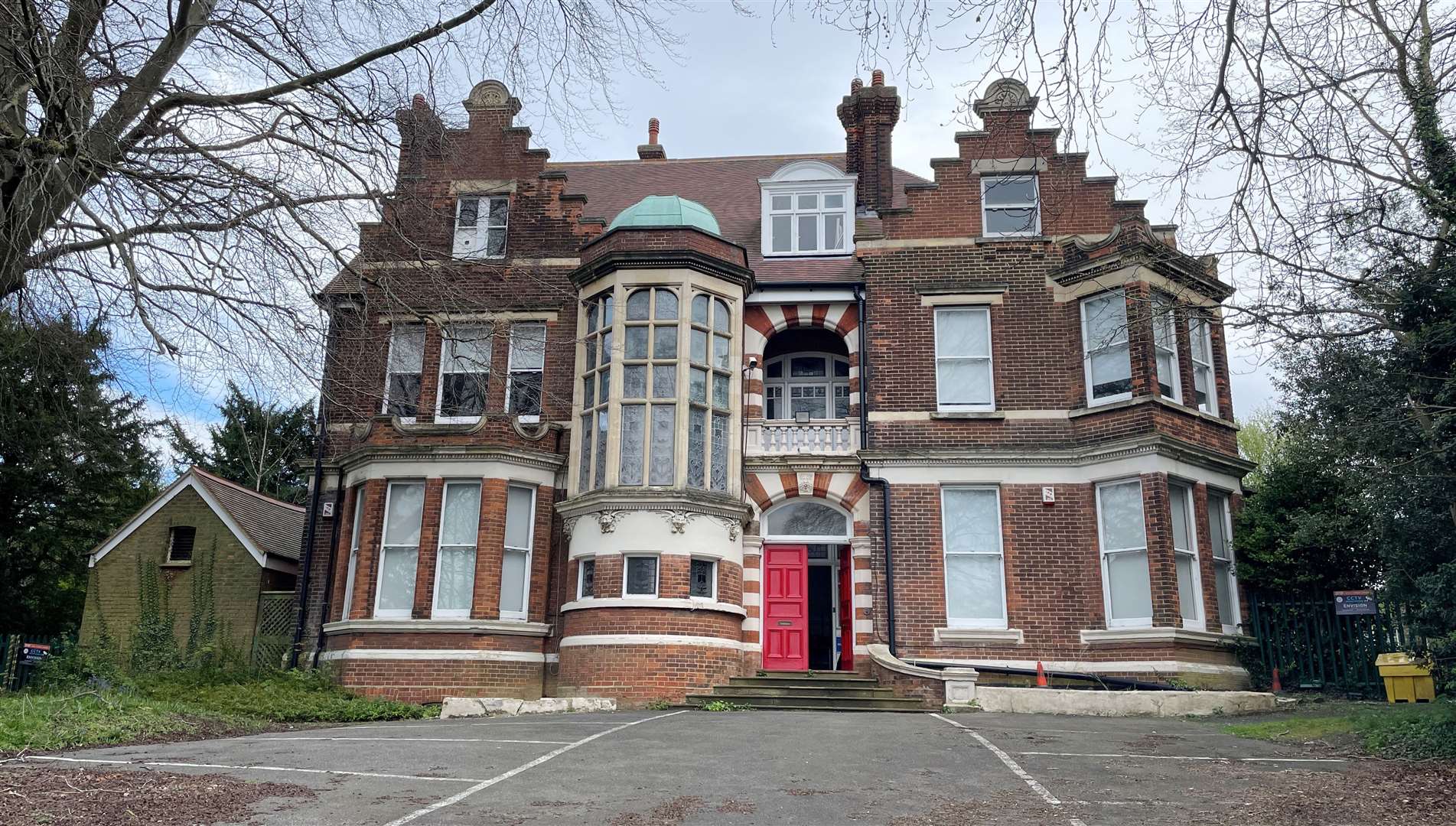 This property is a substantial Victorian building located on the site of the former St John Fisher School close to Chatham’s railway station and with good access to the M2 motorway.