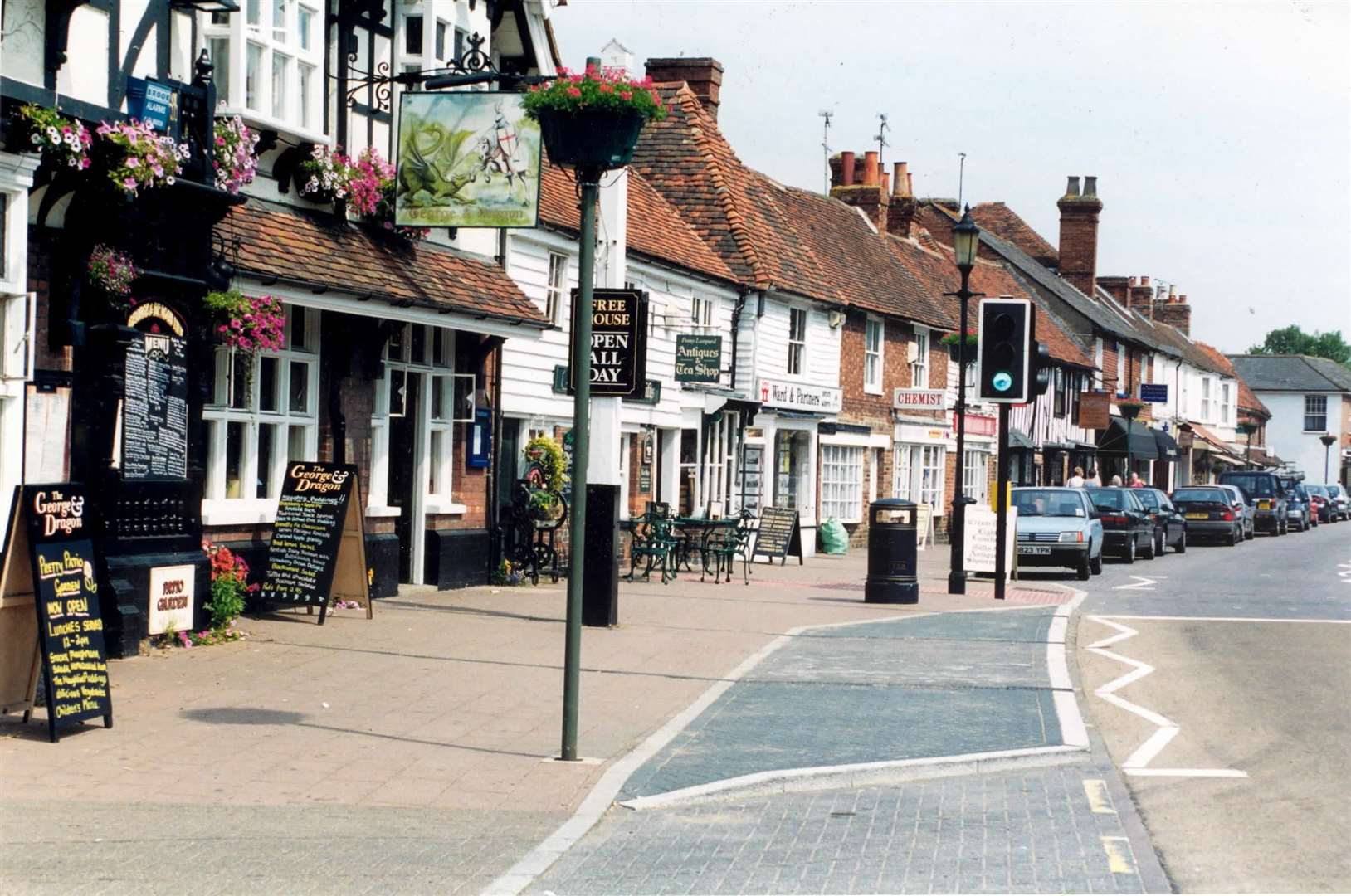 The George and Dragon pub in Headcorn High Street in 1999