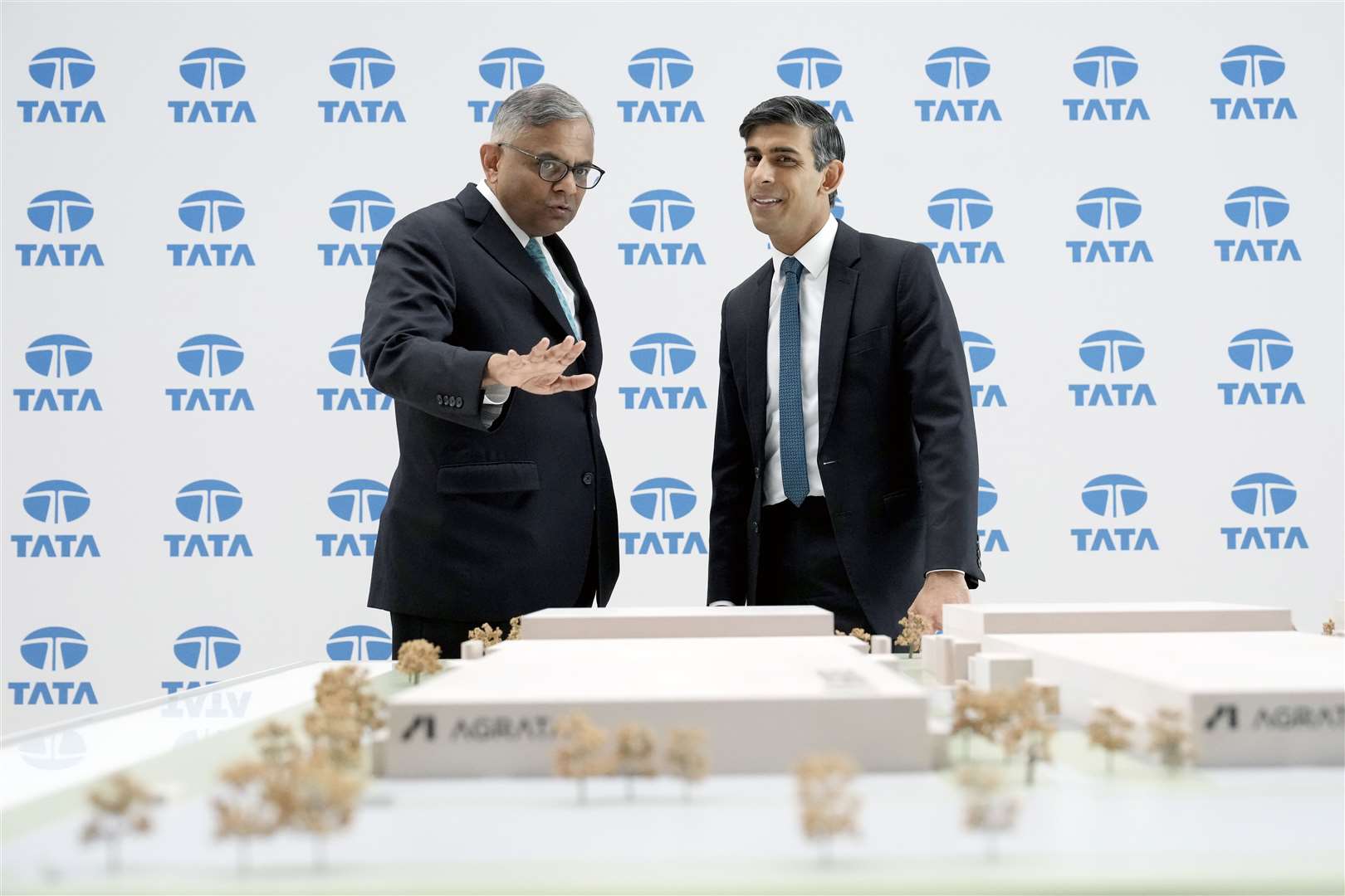 Rishi Sunak (right) with Tata Sons chairman Natarajan Chandrasekaran at Jaguar Land Rover in Warwickshire (Christopher Furlong/PA)