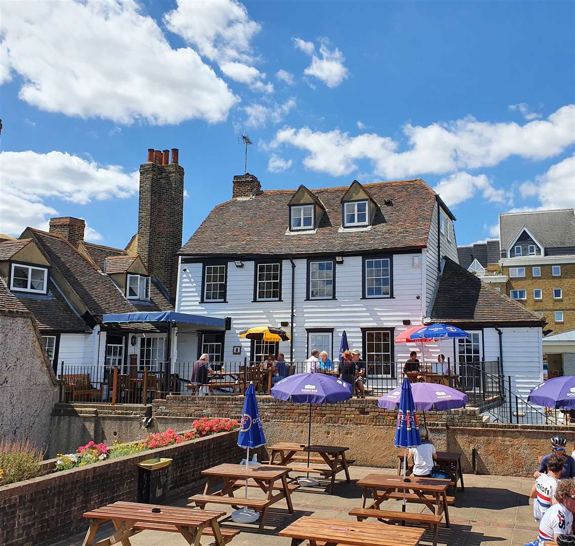 The Three Daws pub, Gravesend