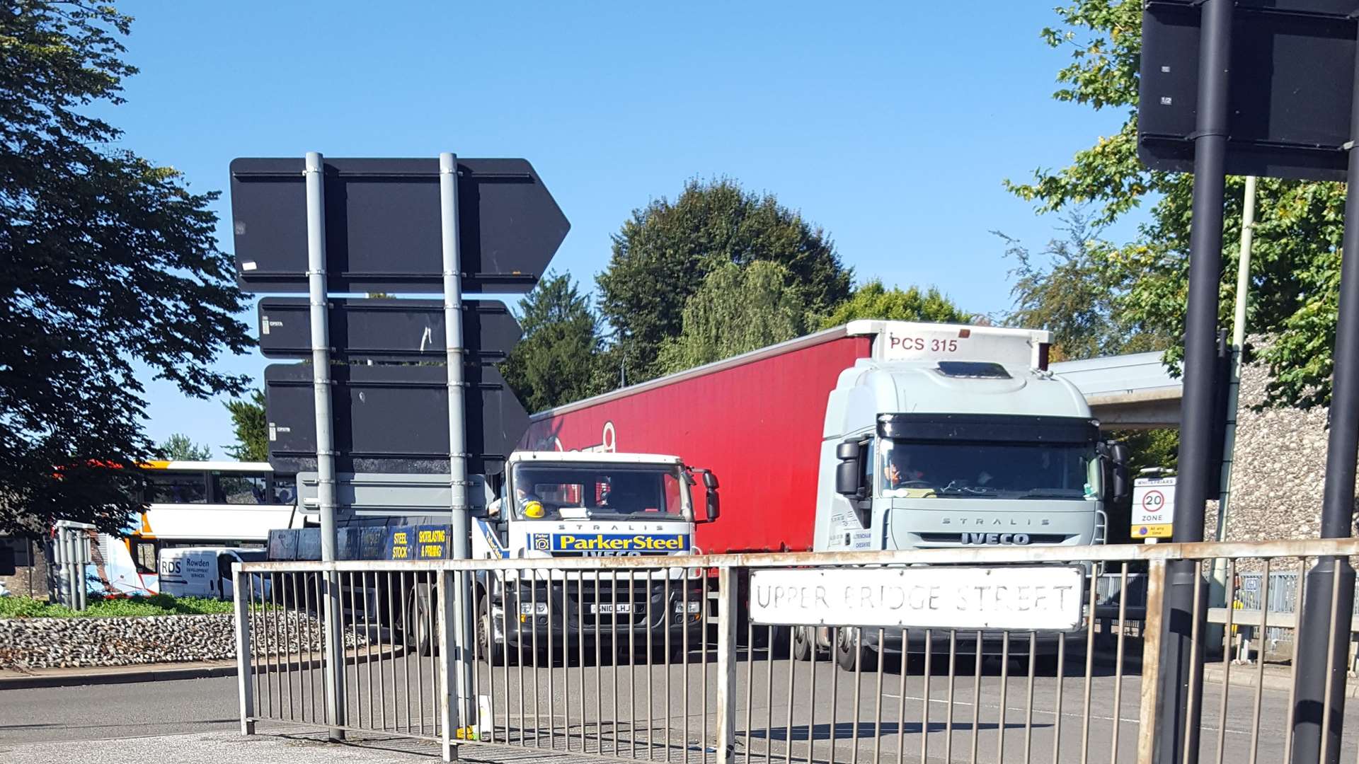 The stranded lorry on the city ring road