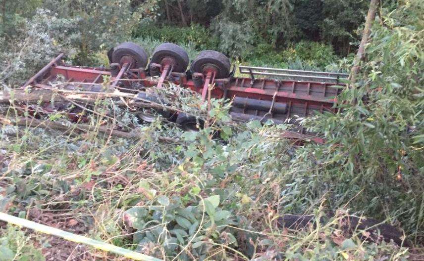 Lorry left hanging over M25 embankment (3726446)