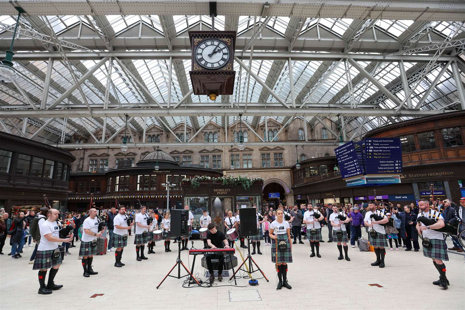 Pipe band surprise crowds at train station