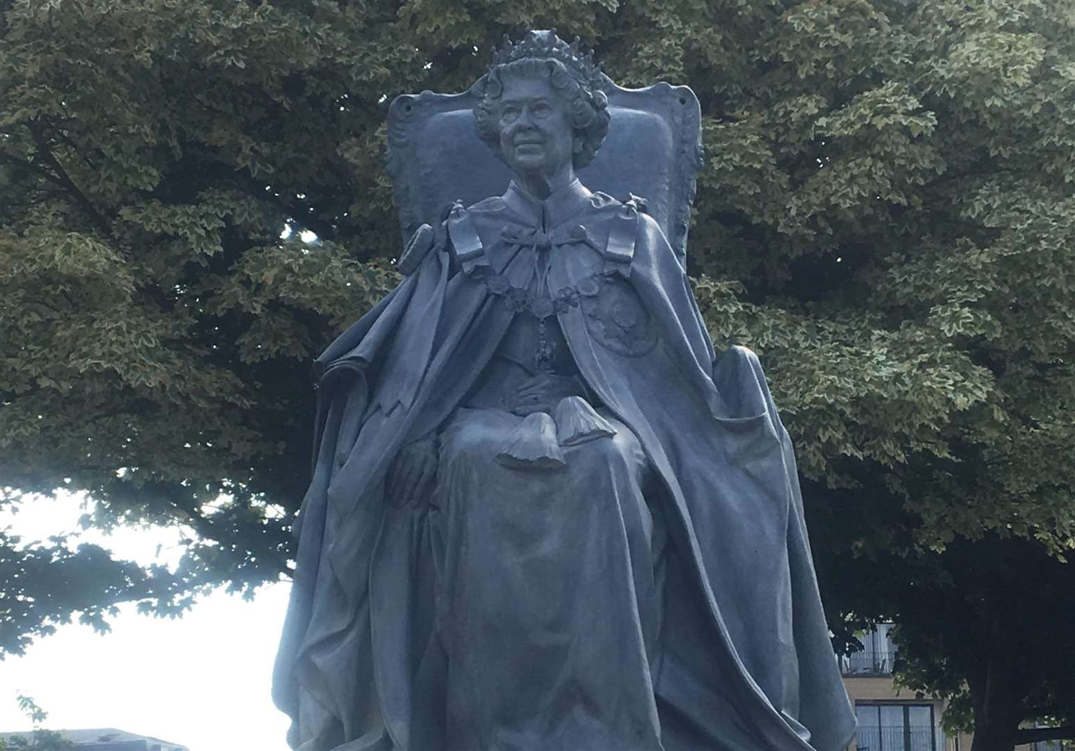 The Queen statue unveiled in Gravesend