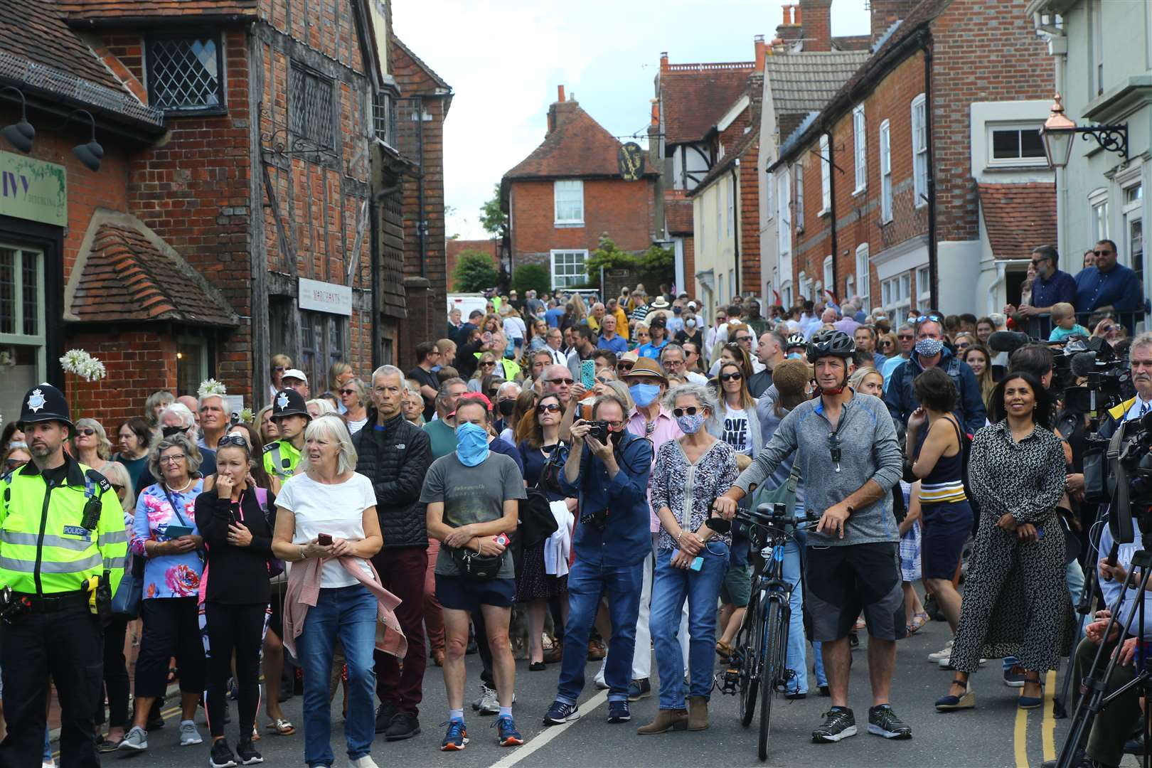 Members of the public crowded into the streets to pay their respects (Gareth Fuller/PA)