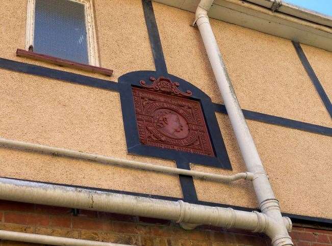 Commemorative plaque for Queen Victoria’s Jubilee on the rear outbuilding (59220378)