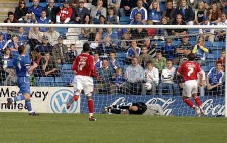 Nicky Southall beats Scott Flinders for Forest's winner. Picture: GRANT FALVEY