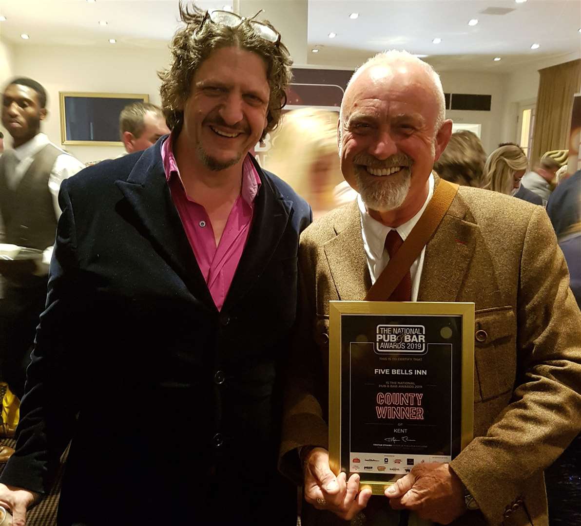 Famous critic Jay Rayner presents Ramblinns founder John Rogers with the Best Pub in Kent Award (11384930)