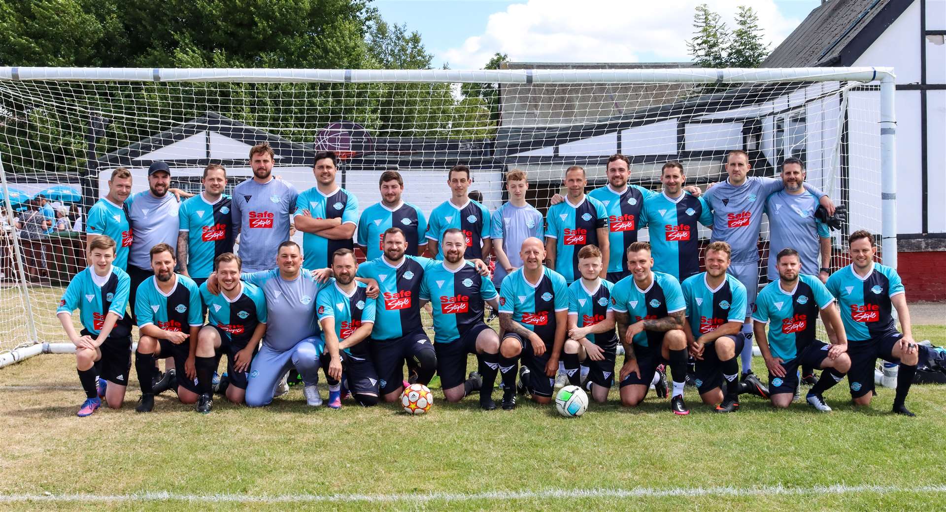 Shane Hoyle (front row, fifth from left) and Ian Hoyle (front row, sixth from left) with the teams