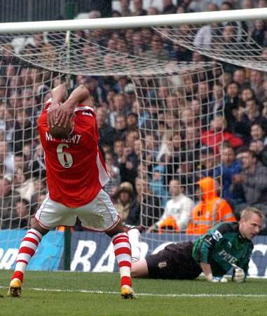 Marcus Bent clutches his head in disbelief after having a thunderous shot pushed over by Fulham keeper Antti Niemi in the final minutes. Picture by MATTHEW WALKER