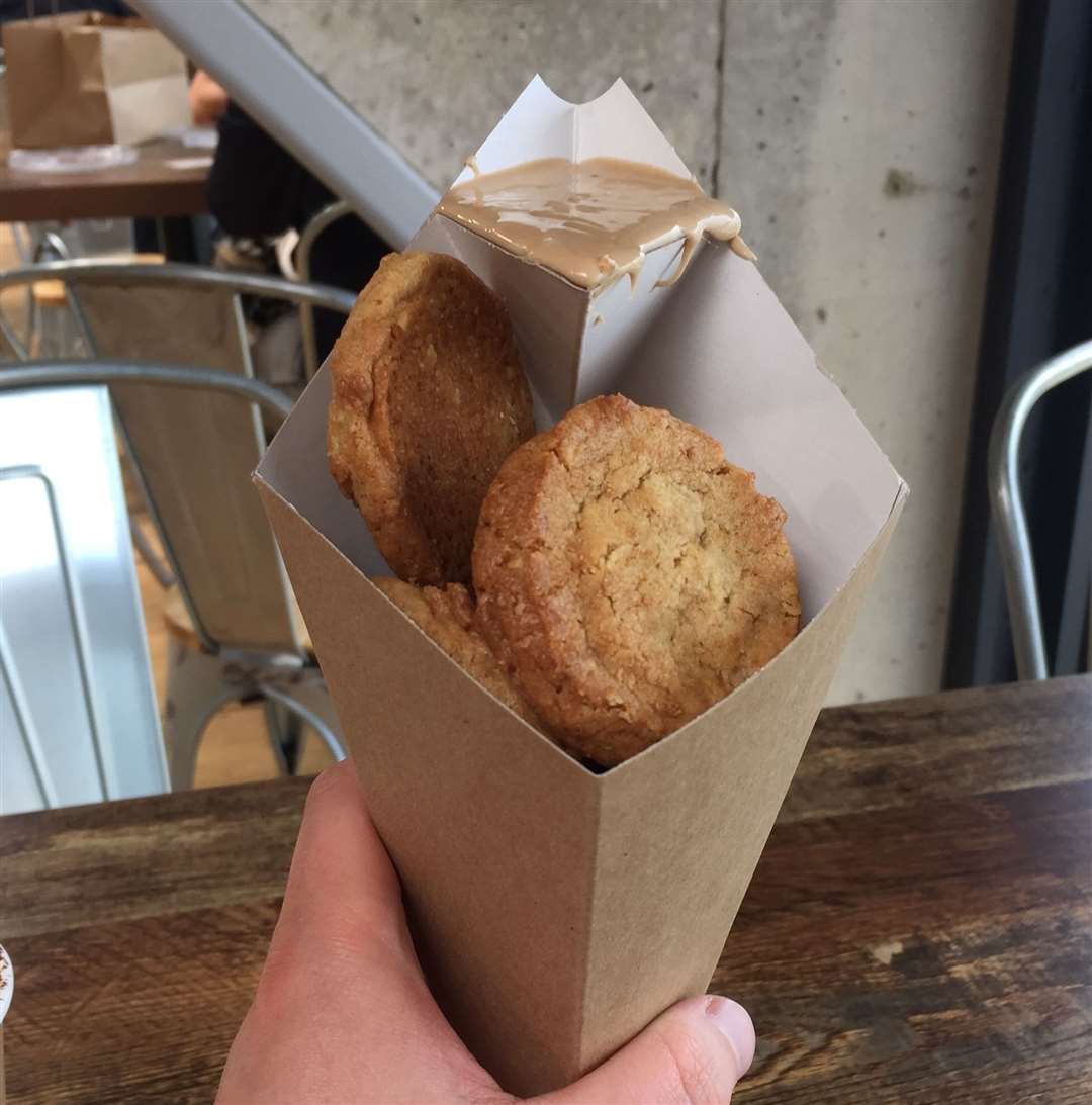 The cone of cookies with a dip