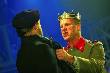 Nicholas Asbury (Montjoy) &amp; Dugald Bruce-Lockhart (Henry V) in Henry V