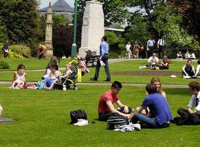 Hot weather attracts crowds