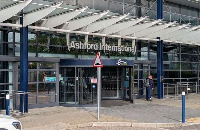 The electricity supply which powers the overhead lines at Ashford International has failed