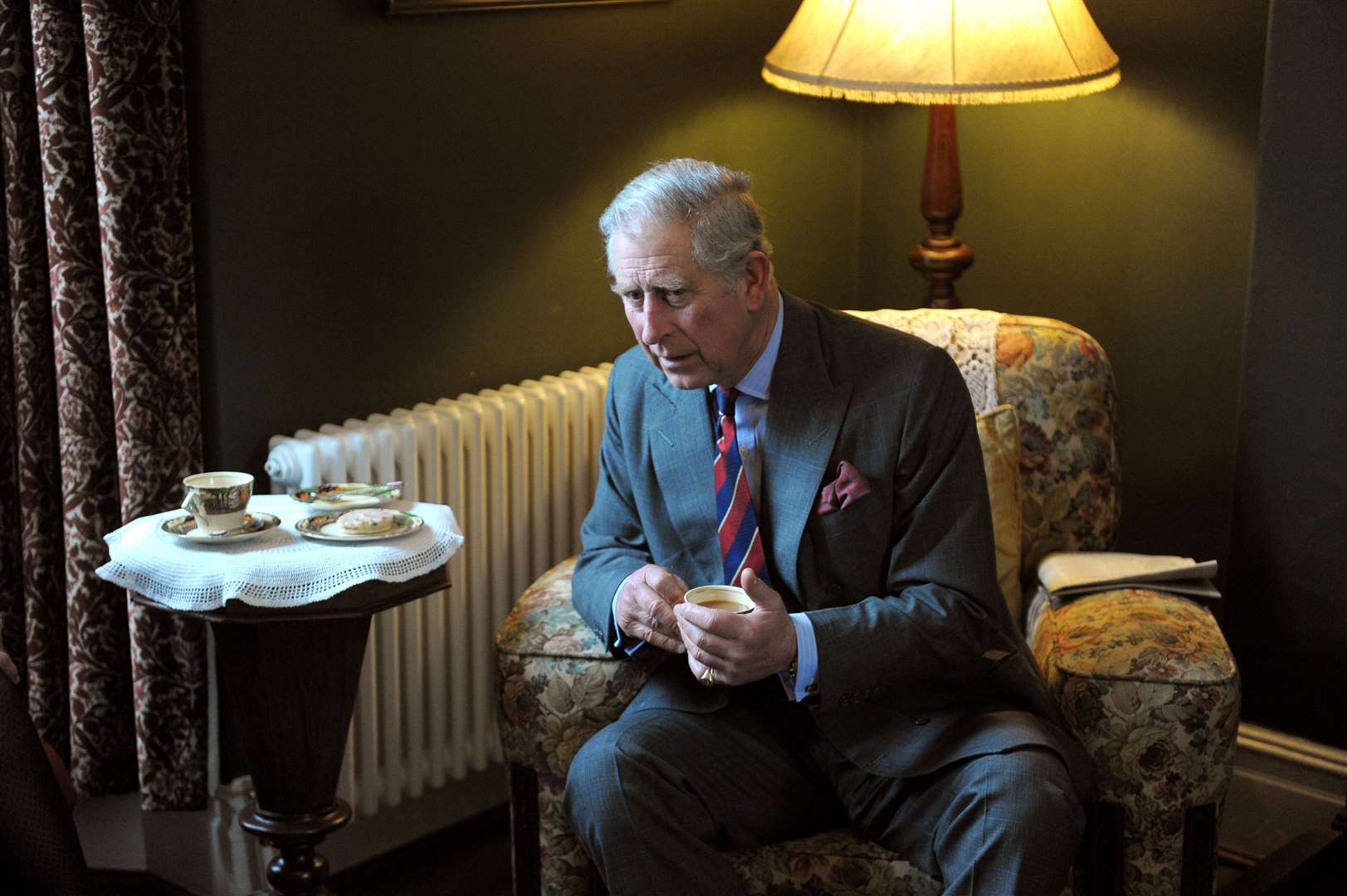 Charles in the living room of the birthplace of Dylan Thomas in Swansea (Tim Ireland/PA)