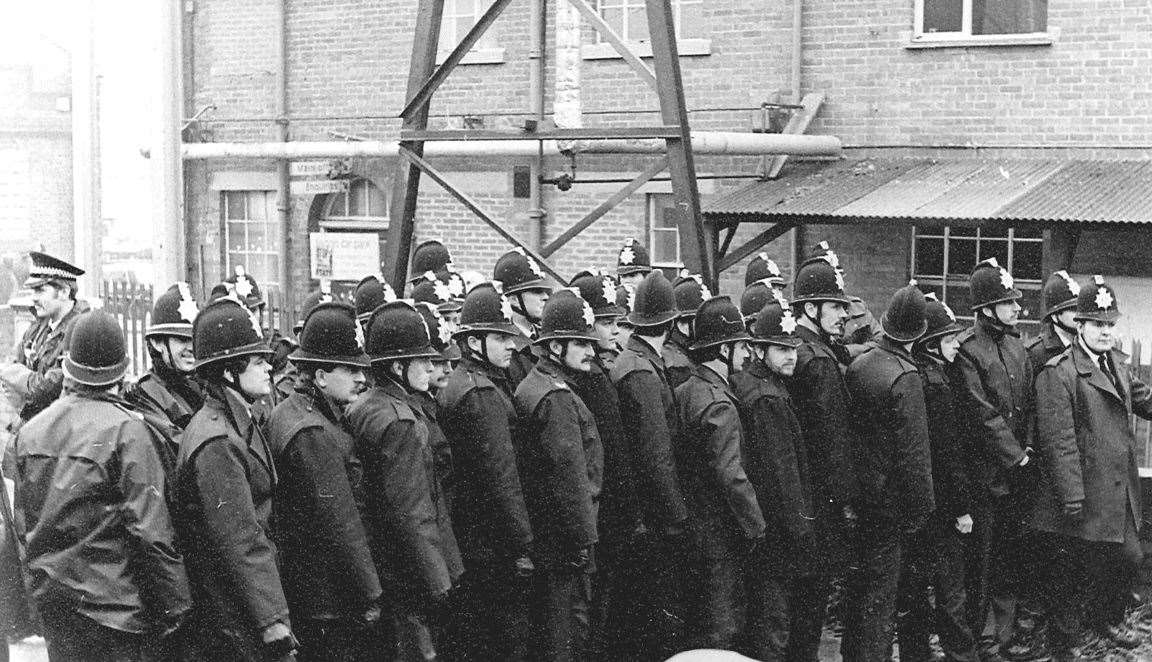 The heavy police presence at Snowdown Colliery during the strike. Picture from Aylesham Heritage Centre