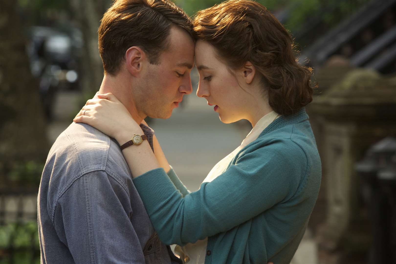 An Irish immigrant (Saoirse Ronan) in 1950s New York falls for a tough Italian plumber (Emory Cohen), in Brooklyn