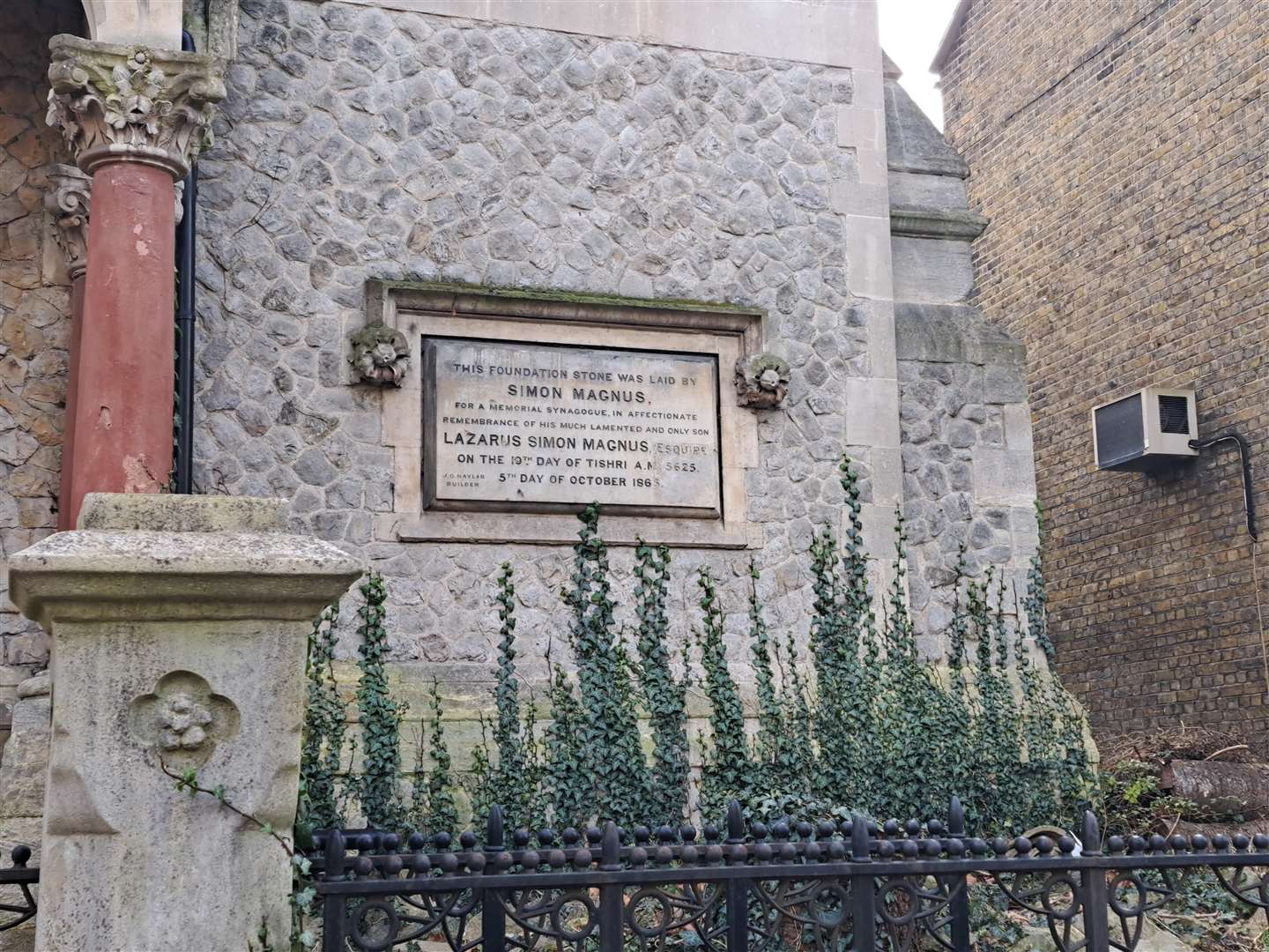 A plaque dedicated to Lazarus Magnus at Chatham Memorial Synagogue