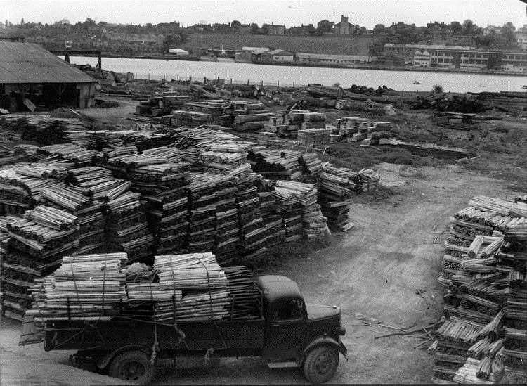 Loading up at the Strood yard