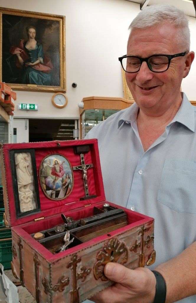 Hansons’ valuer Barry Jones, with the box (Hansons/PA)