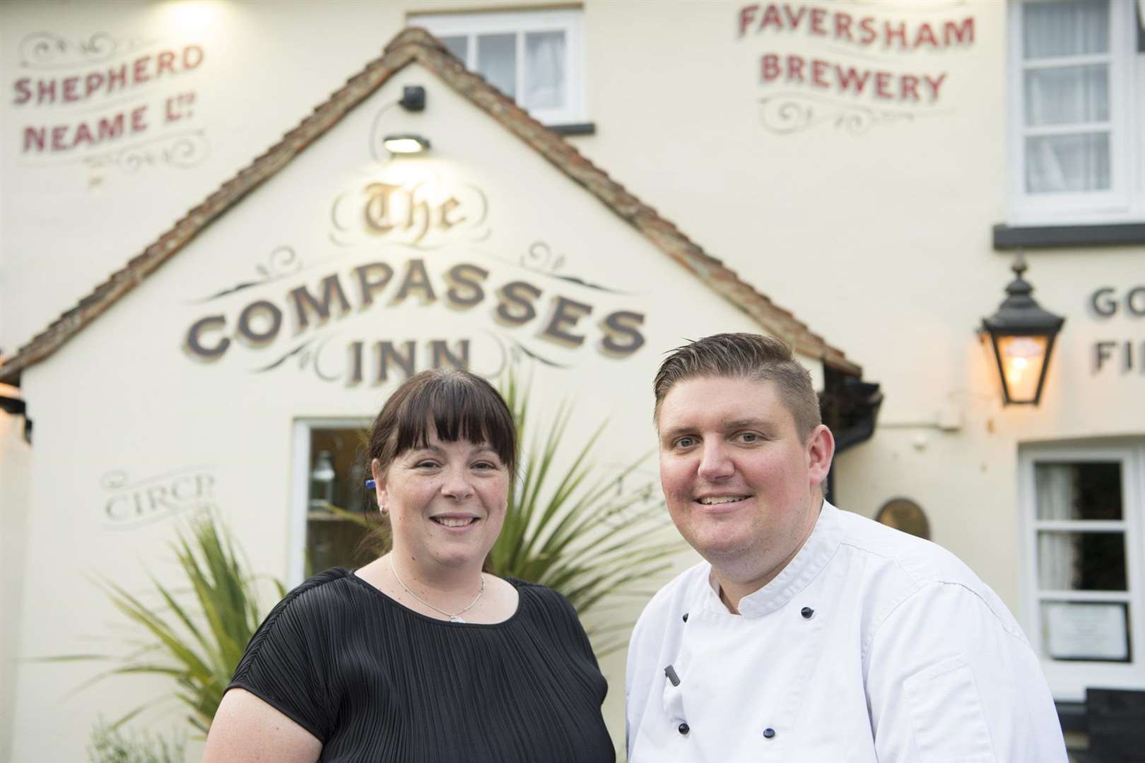 Donna and Rob Taylor at the Compasses Inn (6913226)