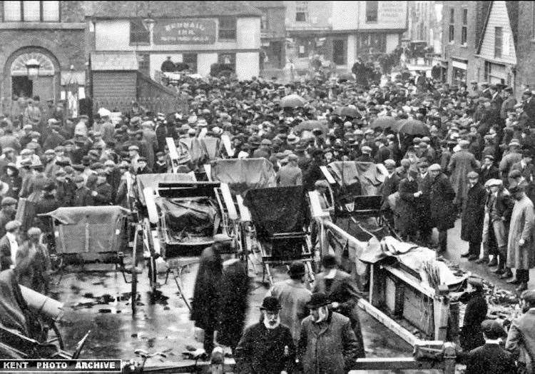 The Mermaid Inn, Sandwich on May 6,1910. Picture: Roy Moore, Kent Photo Archives, Proclamation of King George V