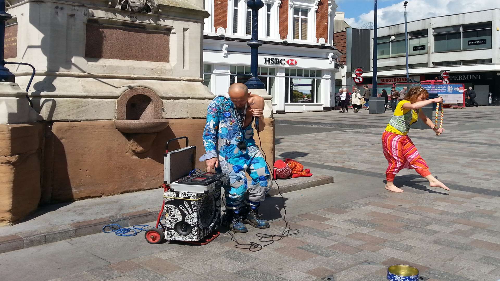 Noisy Parrot's impromptu rap gig