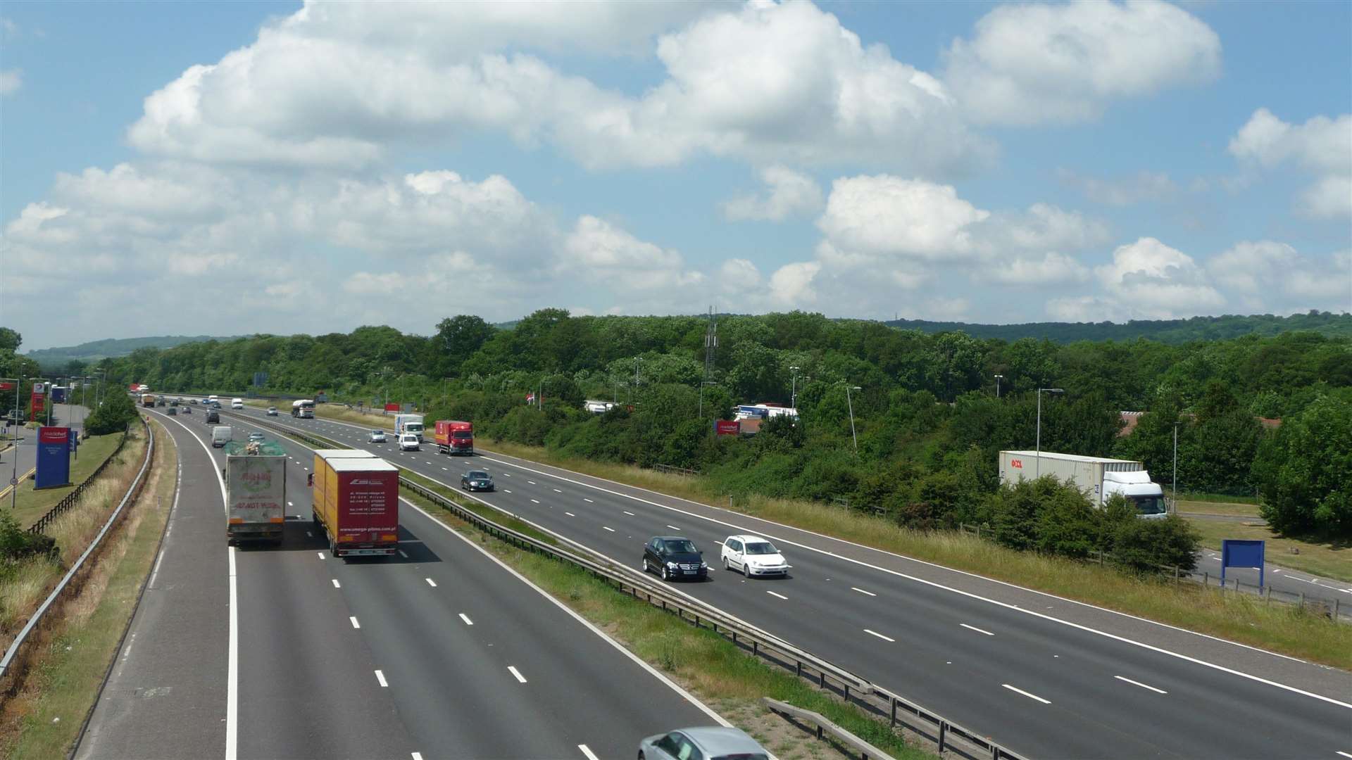 Man dies after car hit tree on M25 near Clacket Lane services