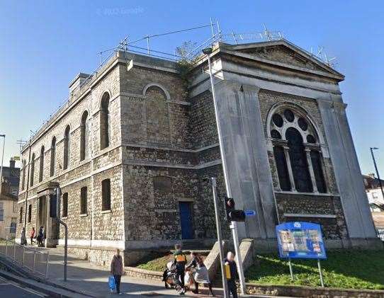 St John's Church is between the railway station and the High Street