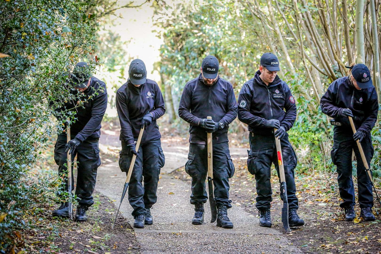 Police search woodland and surrounding areas of Bazes Shaw, New Ash Green. Picture: Matthew Walker. (5929617)