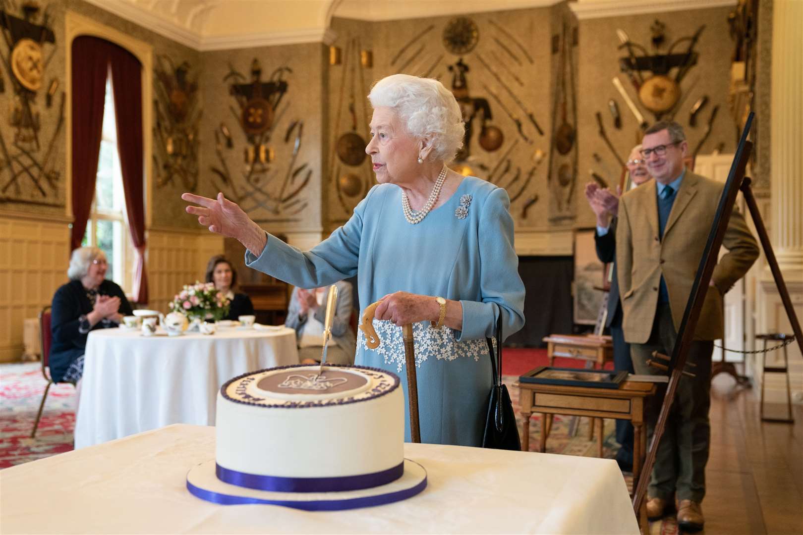 The Queen with her Jubilee cake (Joe Giddens/PA)