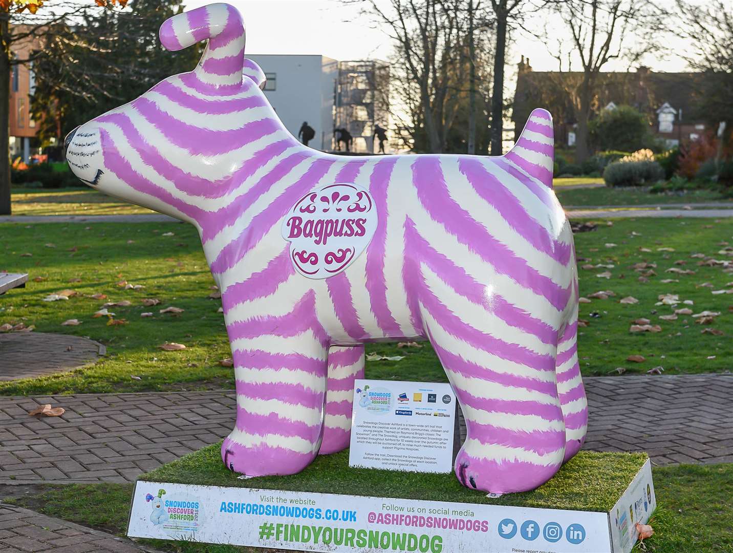 Snowdogs being removed ahead of farewell weekend. Ashford Town Centre. 181118 Picture: Alan Langley.... (5758012)