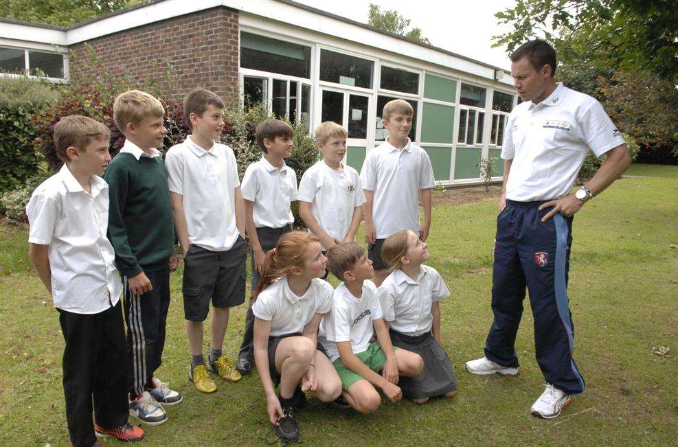 Kent and England cricketer Geraint Jones with the Minterne school team