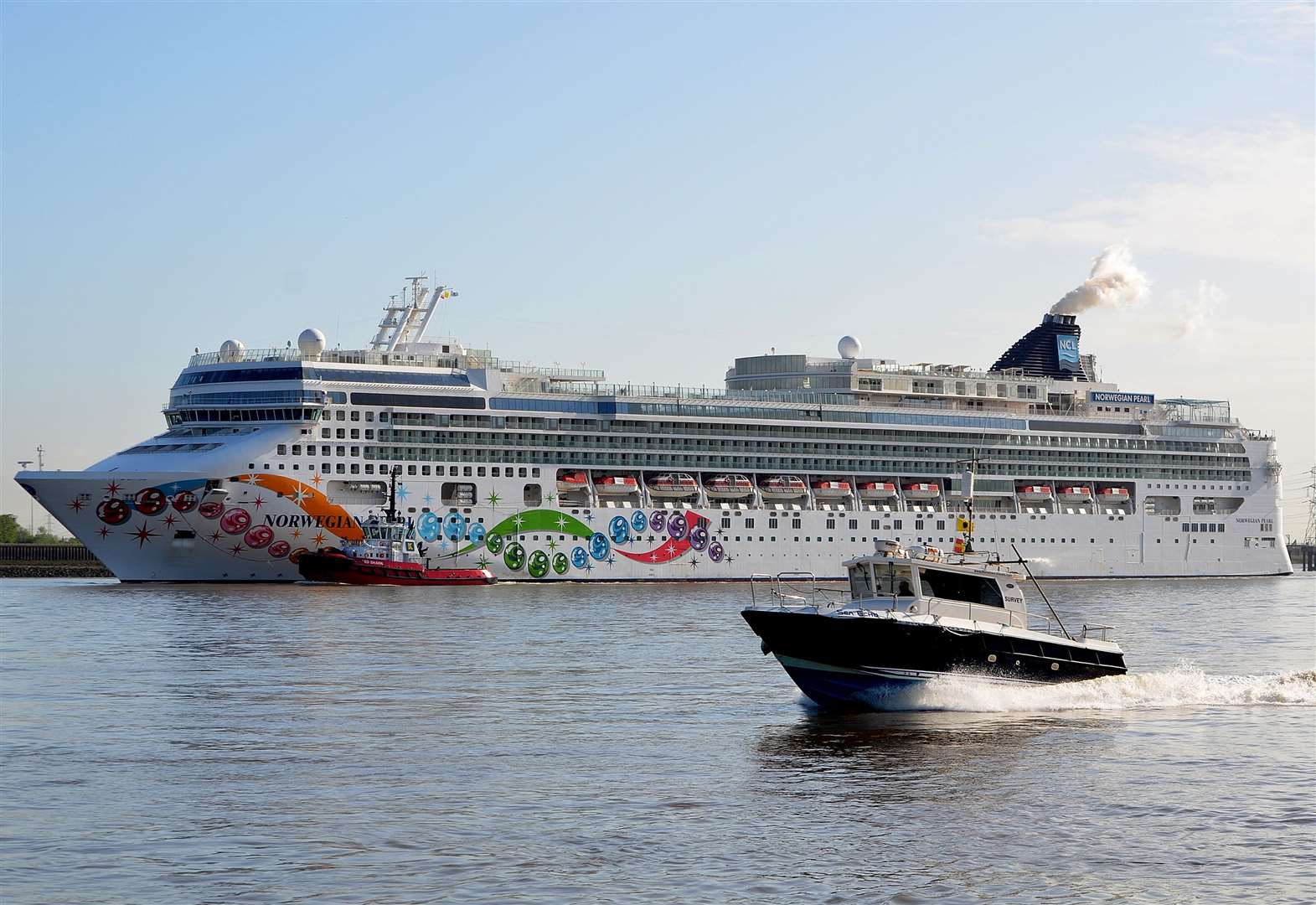 'Longest cruise ship' to dock at Tilbury, Norwegian Pearl, sails up