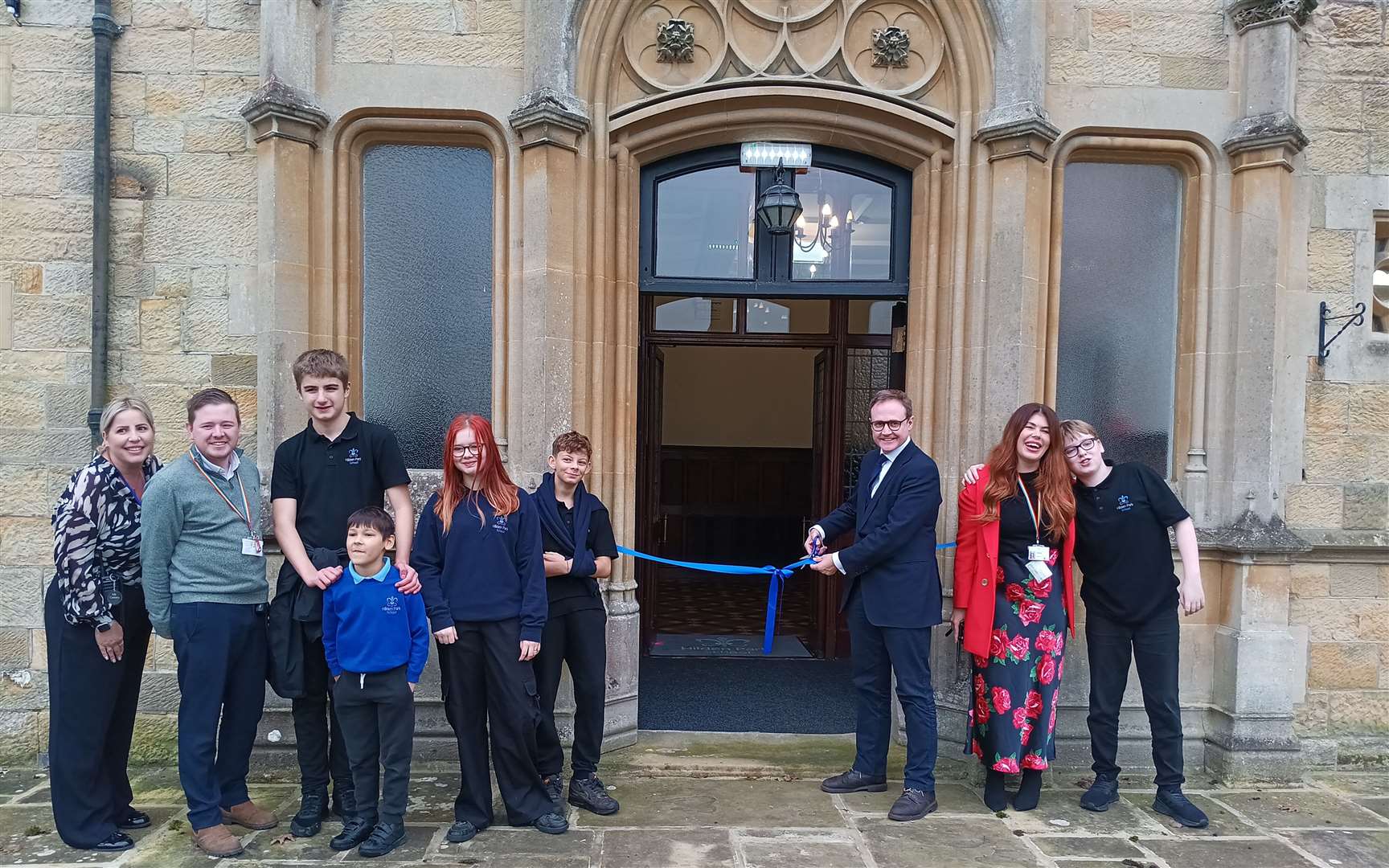 Tom Tugendhat MP cuts the ribbon to open Hilden Park School