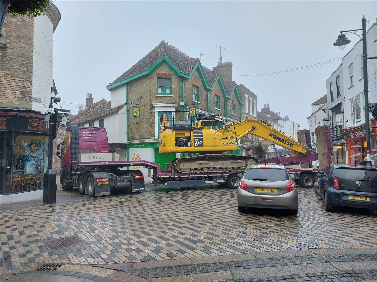 The truck stuck in Palace Street, Canterbury