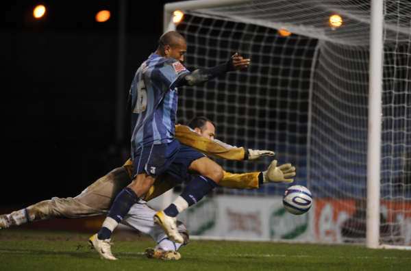 Chris Iwelumo almost beats keeper Gabor Kiraly