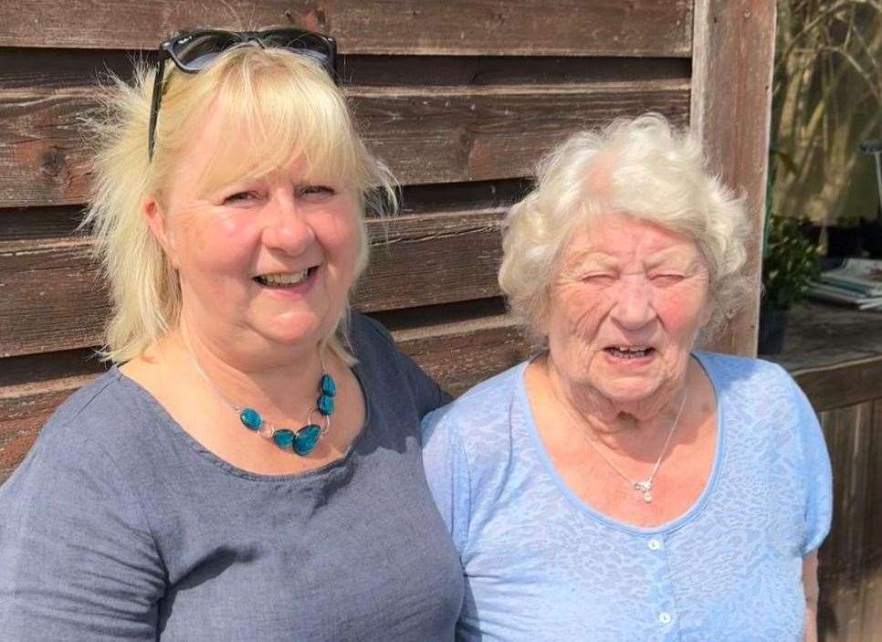 Pat Cairns and her mother Daphne Hollands