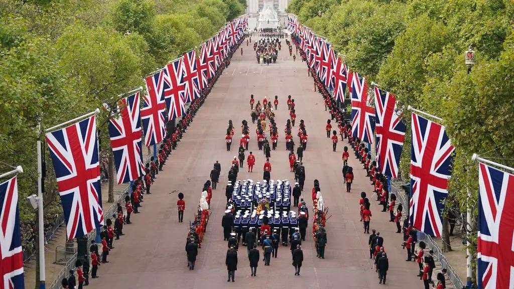 The Queen's coffin is escored down the Mall. Photo: Ian West/PA (59424213)