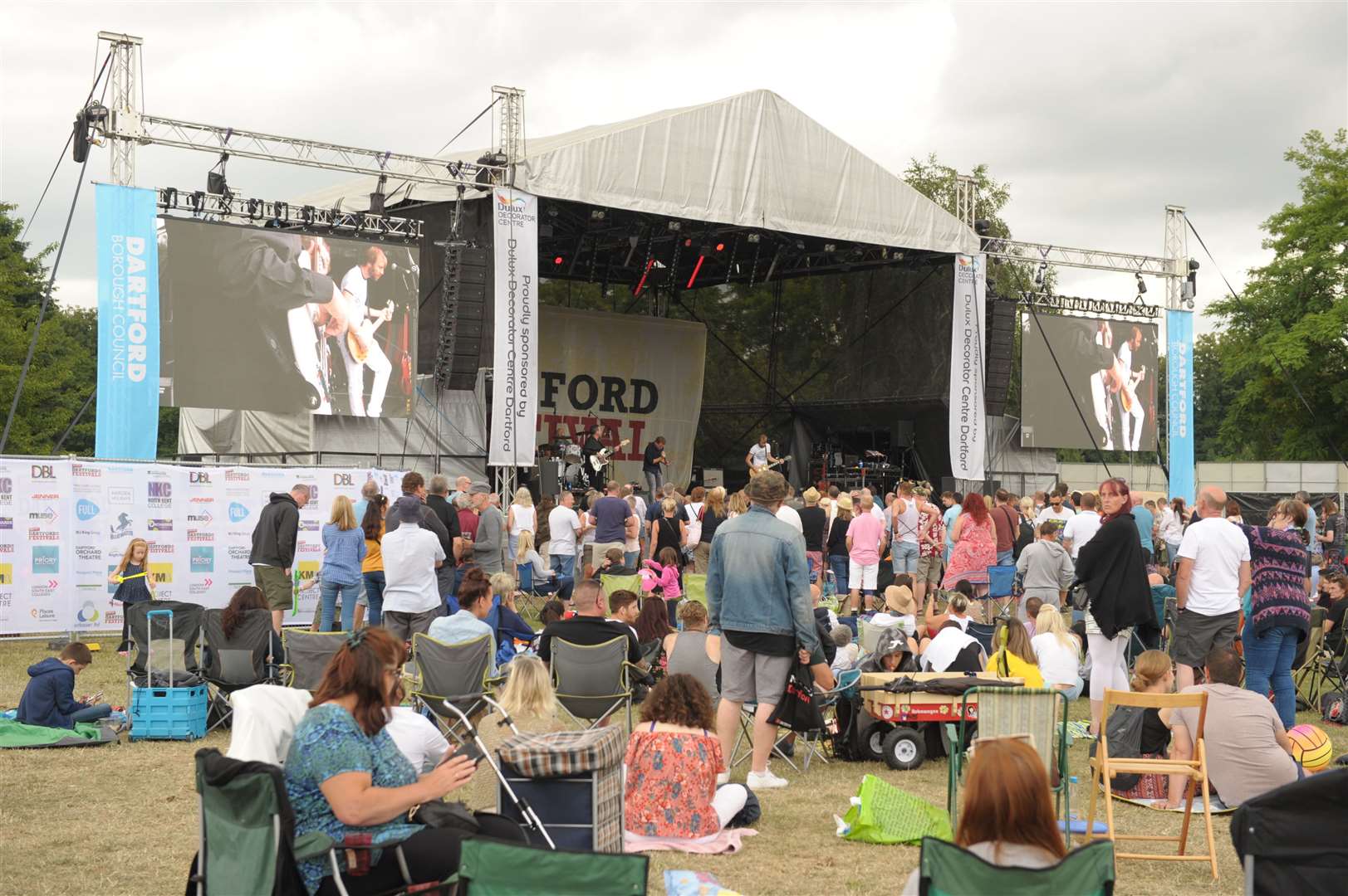 Dartford Festival , Central Park. 2019..Watching Who Are You.Picture: Steve Crispe. (13791500)