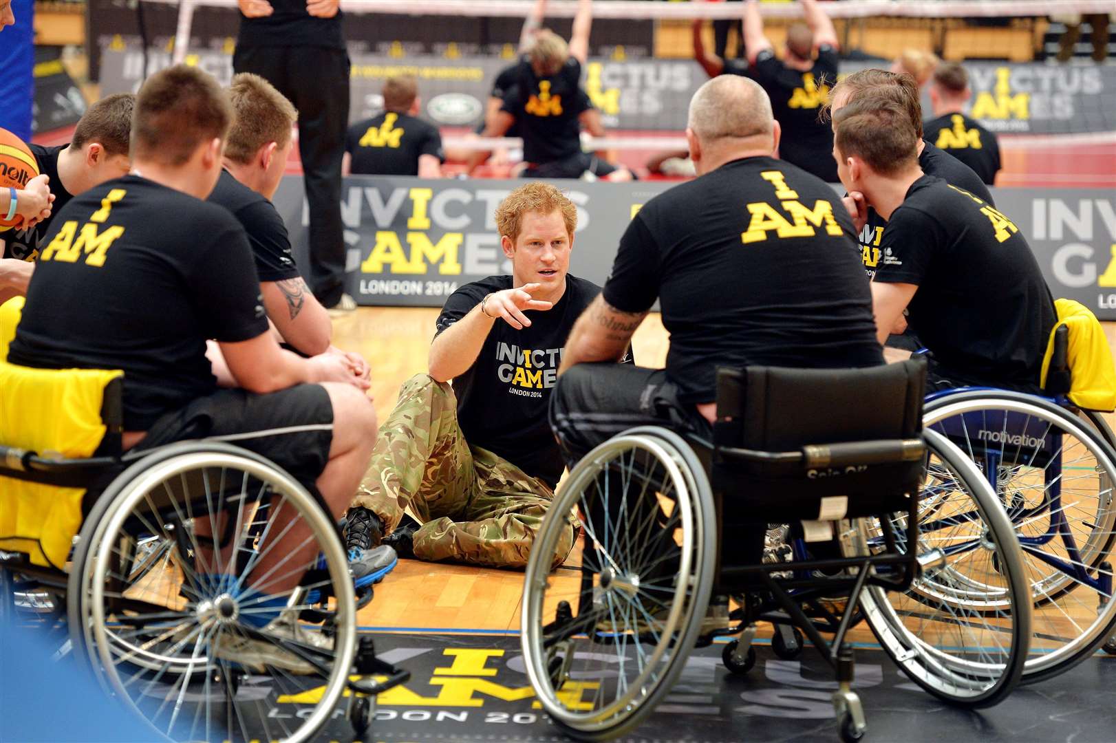 Harry, 29, with the wheelchair basketball teams in Queen Elizabeth Park when he announced his new Invictus Games in 2014 (John Stillwell/PA)